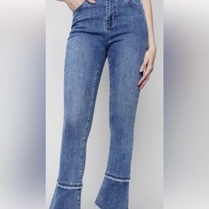Charlie B Denim blue jeanss size 6 awesome frayed cuffs stretch 28” inseam